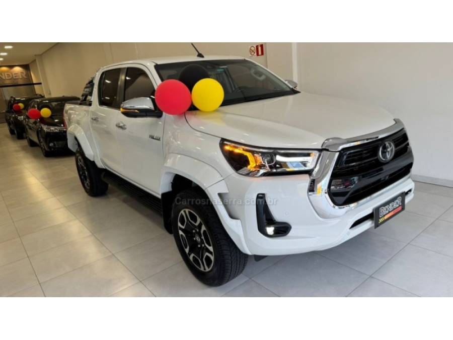 TOYOTA - HILUX - 2023/2024 - Branca - R$ 289.900,00