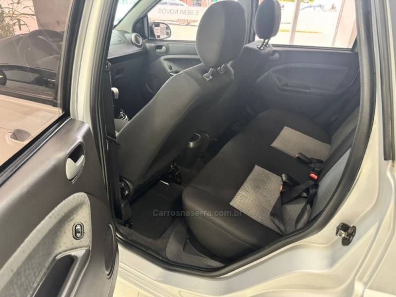FORD - FIESTA - 2013/2014 - Prata - R$ 42.900,00