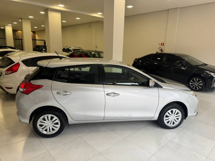 TOYOTA - YARIS - 2022/2023 - Prata - R$ 91.900,00