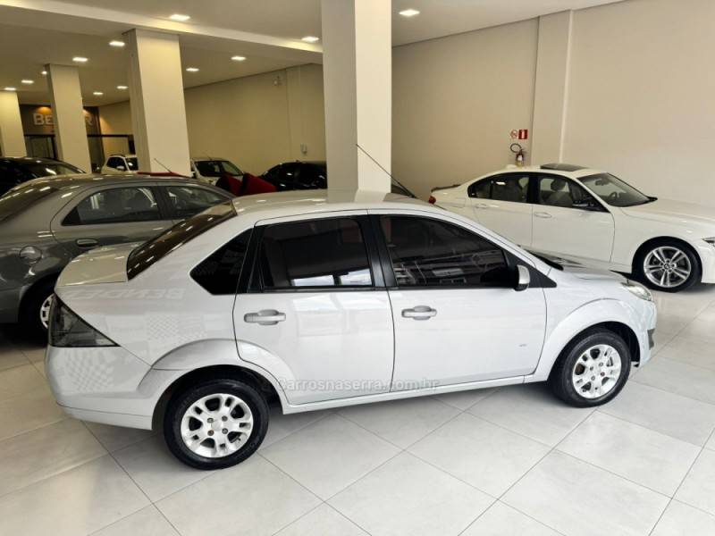 FORD - FIESTA - 2013/2014 - Prata - R$ 42.900,00