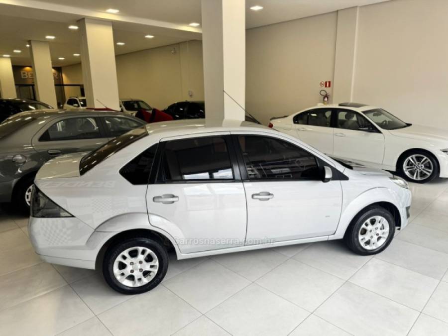 FORD - FIESTA - 2013/2014 - Prata - R$ 42.900,00