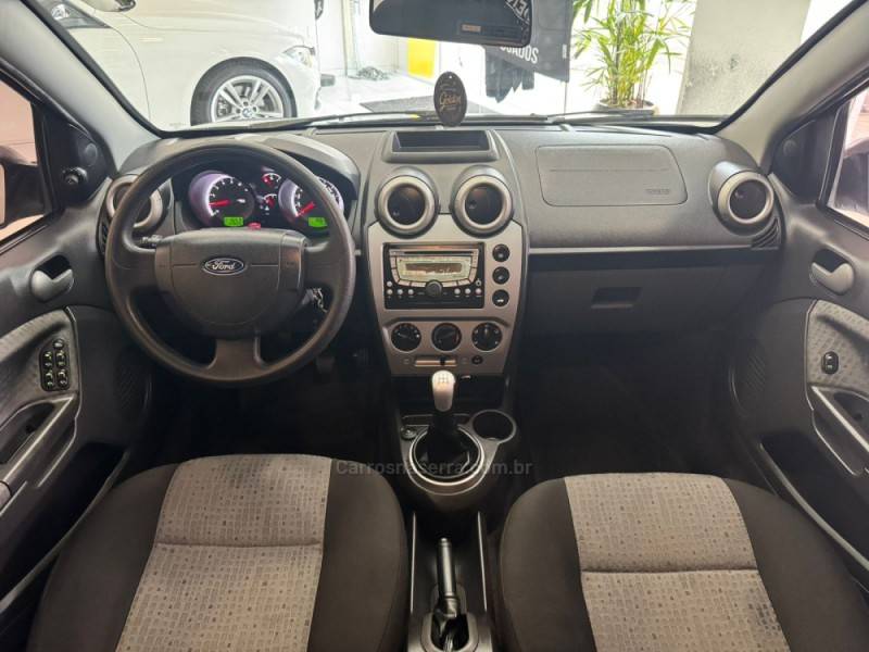 FORD - FIESTA - 2013/2014 - Prata - R$ 42.900,00