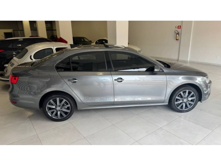 VOLKSWAGEN - JETTA - 2012/2013 - Cinza - R$ 69.900,00