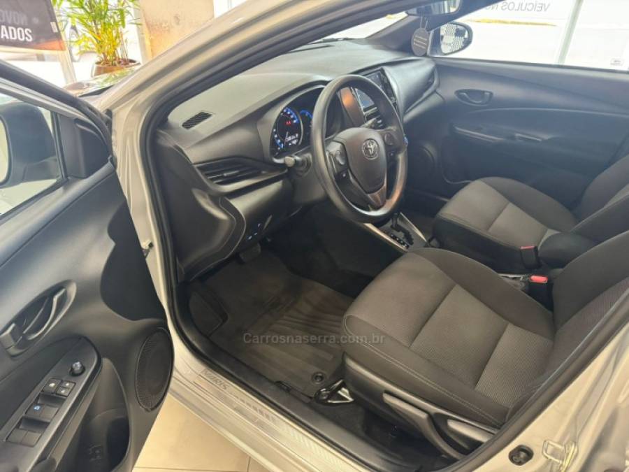 TOYOTA - YARIS - 2022/2023 - Prata - R$ 91.900,00