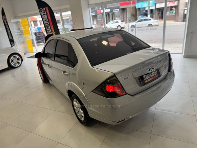FORD - FIESTA - 2013/2014 - Prata - R$ 42.900,00