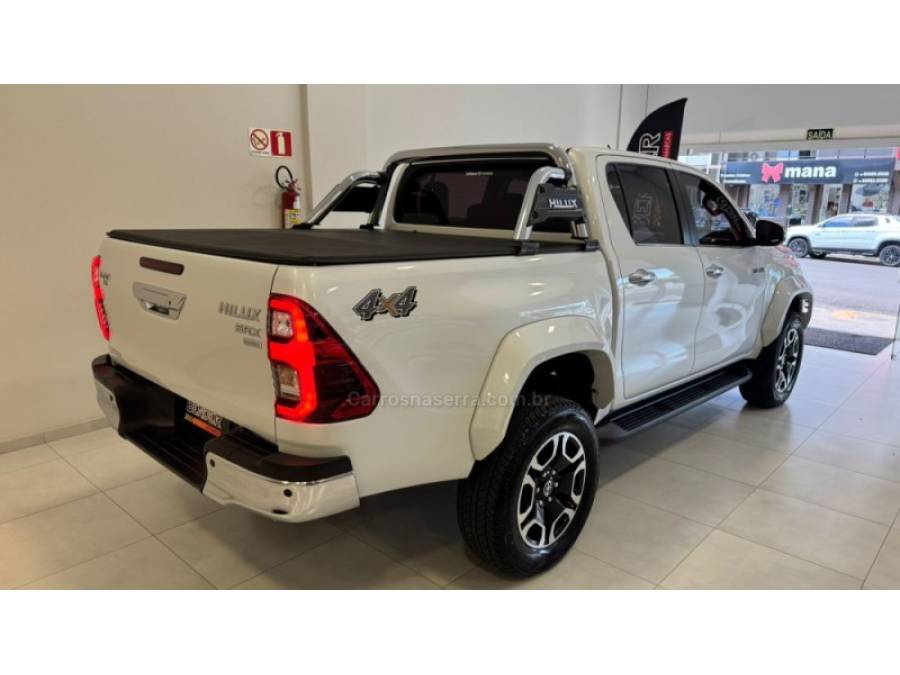 TOYOTA - HILUX - 2023/2024 - Branca - R$ 289.900,00