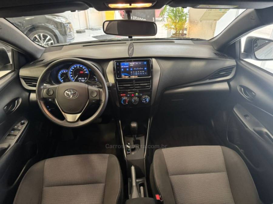 TOYOTA - YARIS - 2022/2023 - Prata - R$ 91.900,00